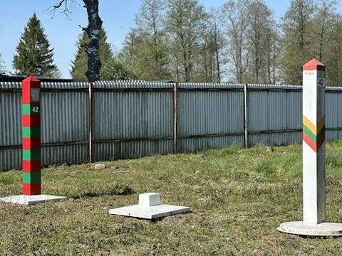 Grenzpfosten 42 zwischen litauischer und belarussischer Markierung.