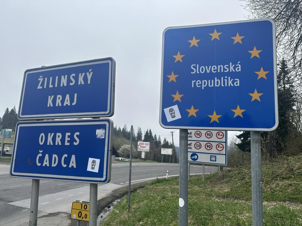 EU-Einfahrt Slowakei mit Schildern Žilinský kraj und Okres Čadca.
