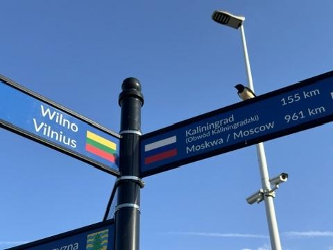 Wegweiser mit Entfernungen nach Wilno, Kaliningrad und Moskau.
