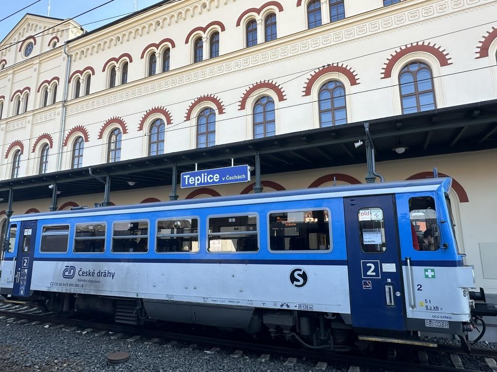 České dráhy Regionalzug am Bahnsteig Teplice v Čechách.