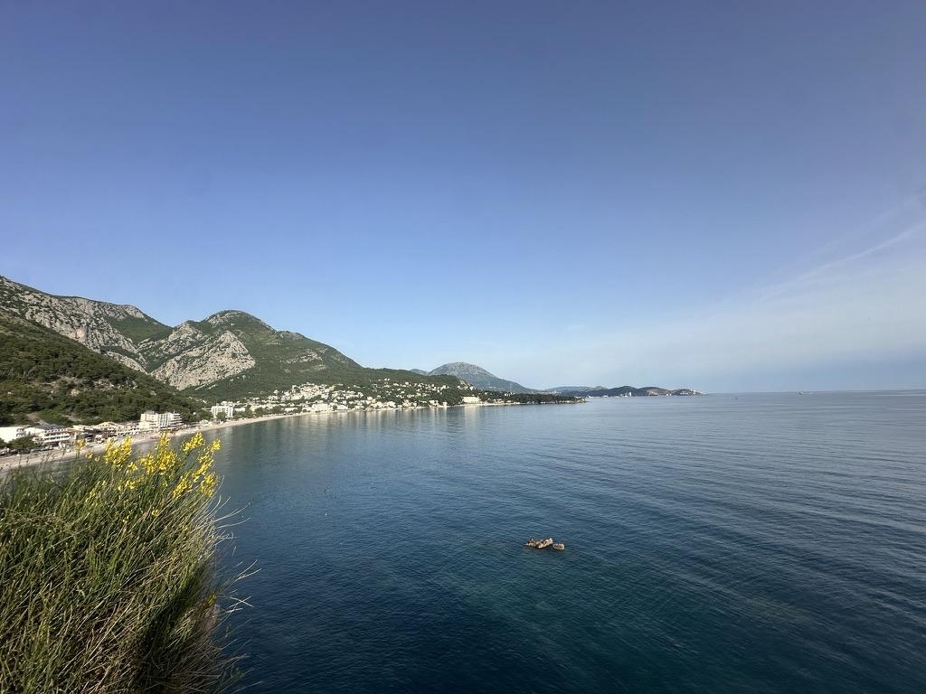 Adriaküste in Montenegro — Berge treffen aufs Meer.