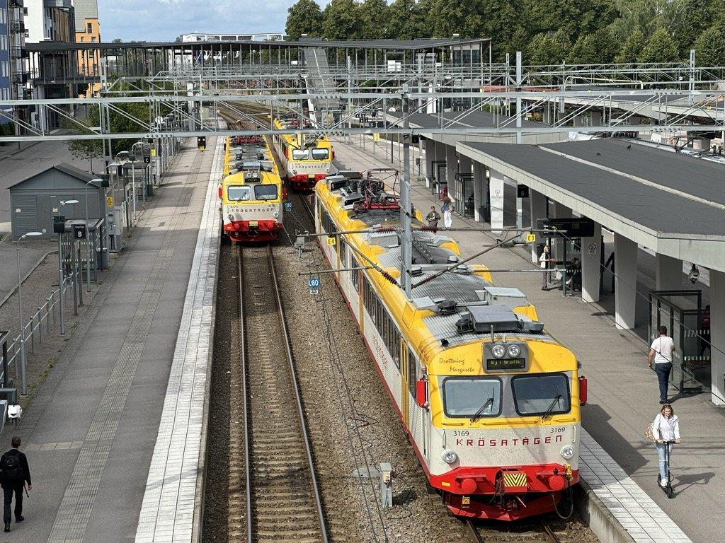 Bahnhofsüberblick mit Gleisen und Bahnsteigen.